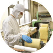 職人の手作業による生地調合・仕上げ