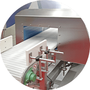 金属検出機による異物検査を実施